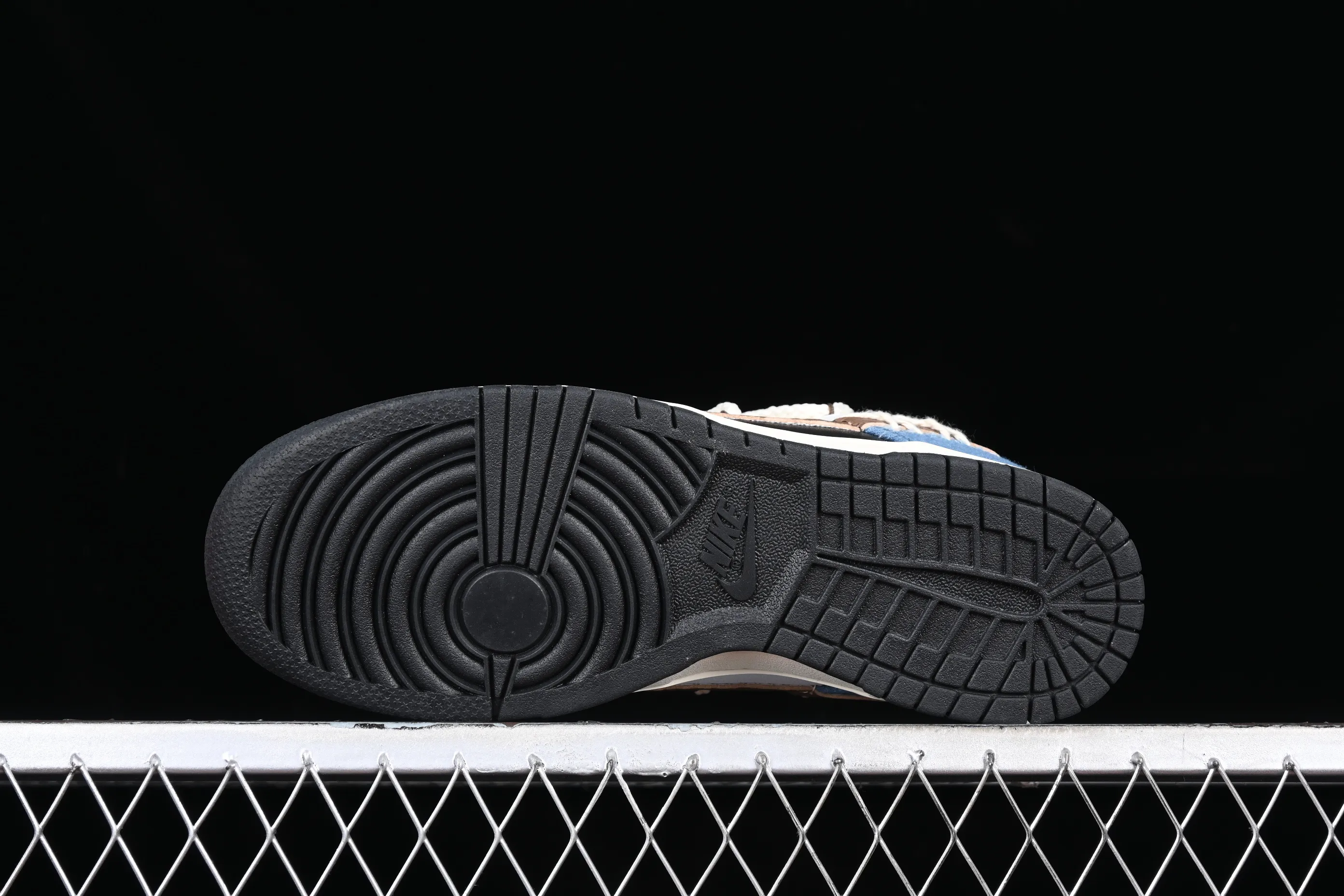 All Categories Nk SB Dunk Series Nk SB Dunk Low Low-top sneakers Nk Dunk Low College style Denim deconstruction Hand-stitched Customized SB strap low-top casual sneakers DD1391-100